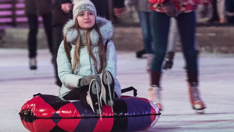 Отдыхающие на открытии Стрит-катка в Парке Горького в Москве