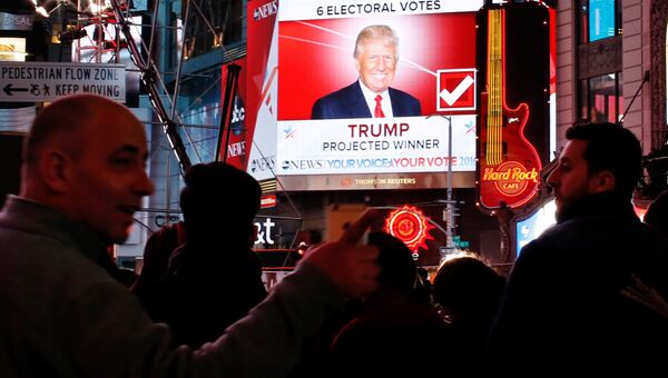 Люди наблюдают за подведением итогов голосования на выборах президента США в Нью-Йорке
