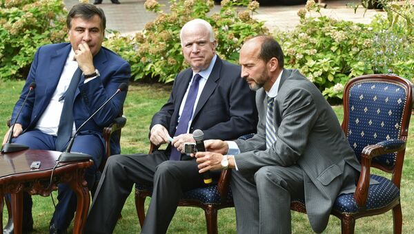 Губернатор Одесской области Михаил Саакашвили и сенатор США Джон Маккейн (слева направо)