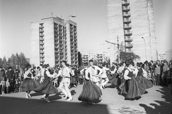 Выступление самодеятельных коллективов народных танцев на праздновании Дня города в Риге. Латвийская ССР 