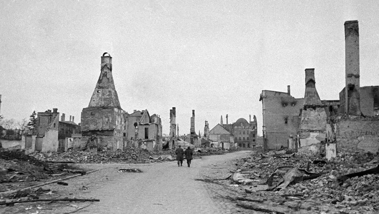 Латвийский город Елгава (Митава), разрушенный немецкими захватчиками. 1945 год Латвийский город Елгава (Митава), разрушенный немецкими захватчиками. 1945 год