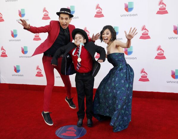 Андрес Сальгеро с гостями на 17-ой ежегодной Latin Grammy Awards в Лас-Вегасе, США