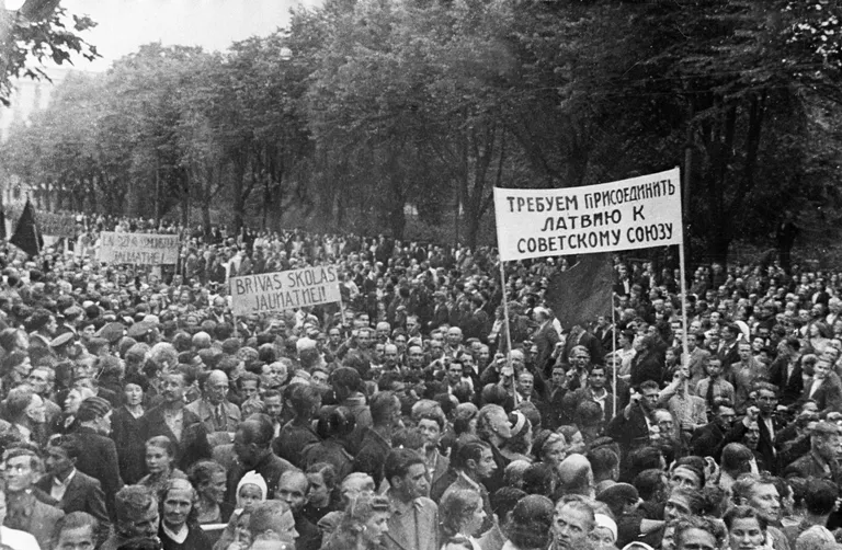 Демонстрация трудящихся города Риги, требующих присоединения Латвии к СССР. 1940 год Демонстрация трудящихся города Риги, требующих присоединения Латвии к СССР. 1940 год