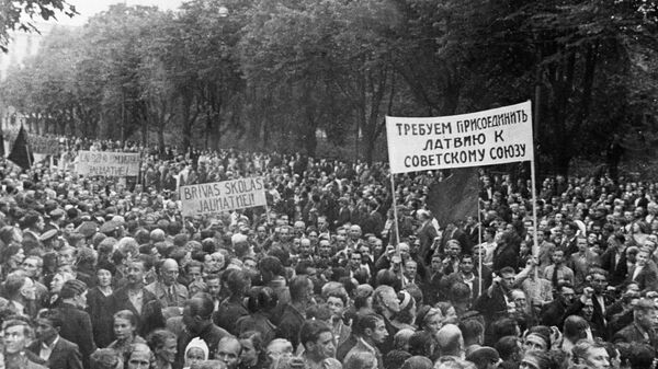 Демонстрация трудящихся города Риги, требующих присоединения Латвии к СССР. 1940 год 