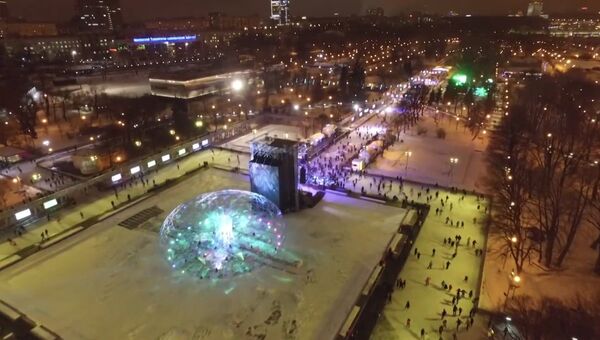 Светящийся лед и цветные аллеи: каток в парке Горького с высоты птичьего полета