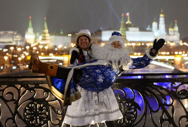 Жители Москвы во время празднования Нового года на Патриаршем мосту