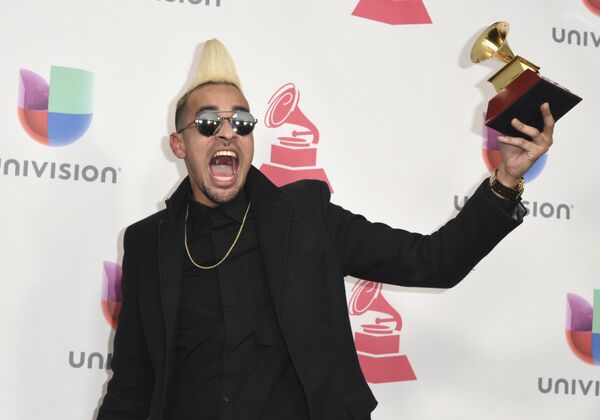 Музыкант Motiff на 17-й ежегодной Latin Grammy Awards в Лас-Вегасе, США
