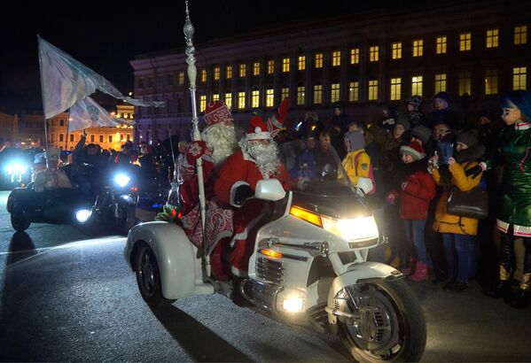 Прибытие главного Деда Мороза из Великого Устюга на Дворцовую площадь в Санкт-Петербурге