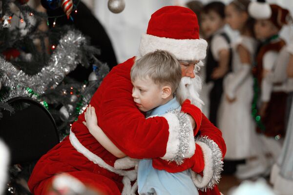 Дед Мороз поздравляет детей на новогоднем утреннике в детском саду № 71 в Казани