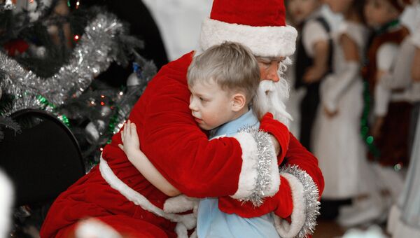 Дед Мороз поздравляет детей на новогоднем утреннике. Архивное фото