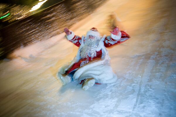 Дед Мороз на открытии катальной горки в Александровском саду