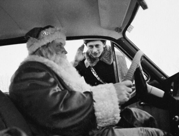 Инспектор ГИБДД города Москвы остановил машину с человеком, наряженным в костюм Деда Мороза