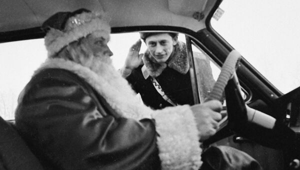 Инспектор ГИБДД города Москвы остановил машину с человеком, наряженным в костюм Деда Мороза
