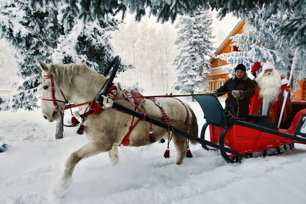 Главный Дед Мороз России из Великого Устюга едет на санях в резиденции татарского Деда Мороза в селе Яна-Кырлай