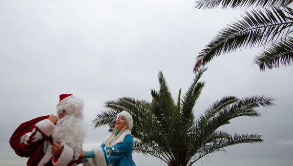 Дед Мороз и Снегурочка на набережной города Адлера