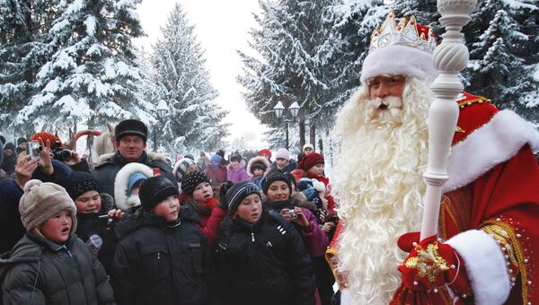 Главный Дед Мороз России из Великого Устюга общается с детьми в резиденции татарского Деда Мороза в селе Яна-Кырлай