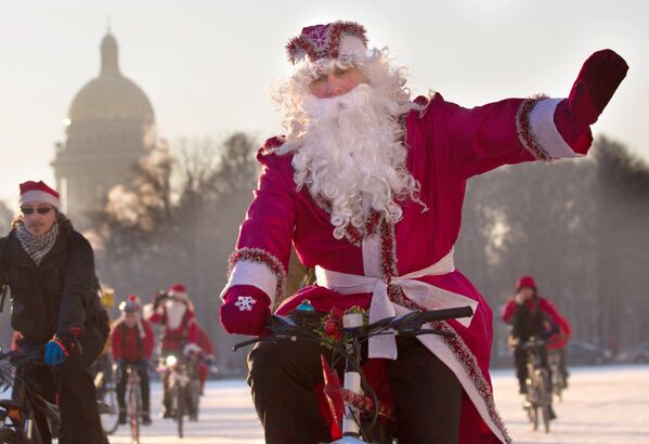Участники велопробега Дедов Морозов и Снегурочек на Дворцовой площади Санкт-Петербурга