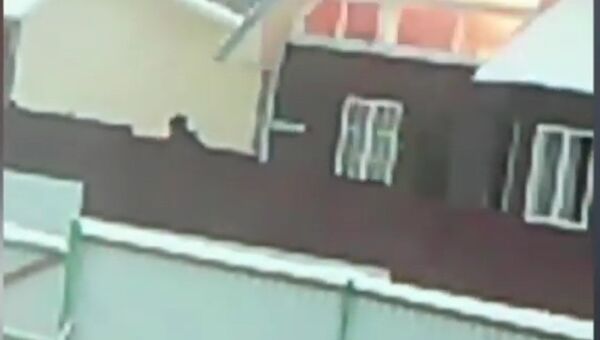 В сети появилось видео штурма дома, где забаррикадировались псковские подростки