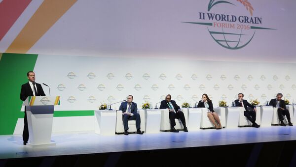 Председатель правительства РФ Дмитрий Медведев выступает на II Всемирном зерновом форуме в Сочи. 18 ноября 2016