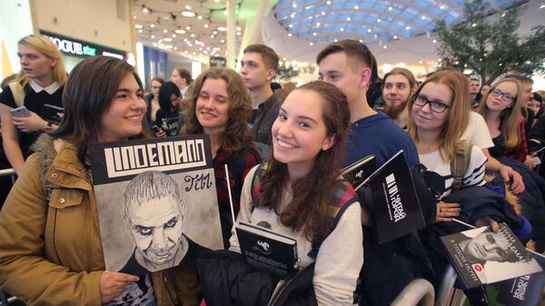 Презентация книги солиста группы Rammstein Тилля Линдеманна В тихой ночи. Лирика в торговом центре Колумбус в Москве