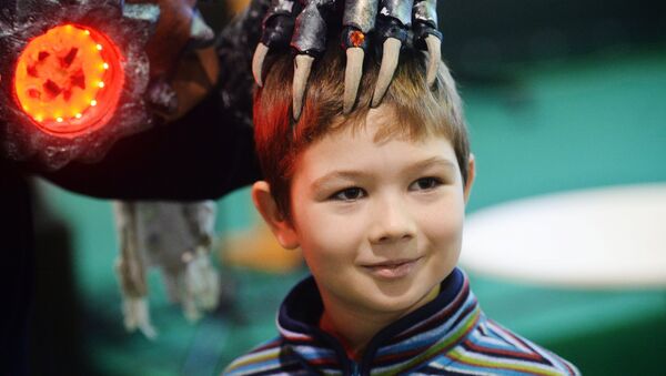 Мальчик на выставке 3D Print Expo 2016 в Москве