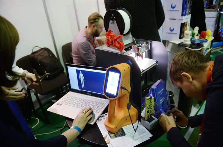 Демонстрация 3d-печати на выставке 3D Print Expo 2016 в Москве