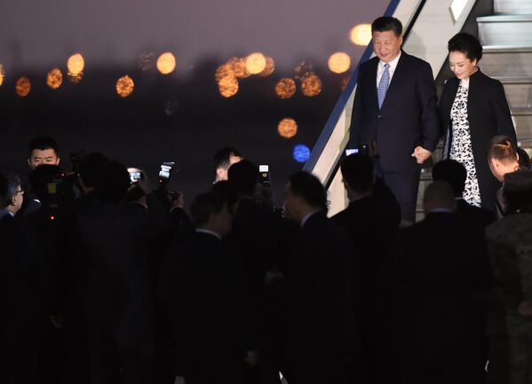 Председатель КНР Си Цзиньпин с супругой в аэропорту города Лима