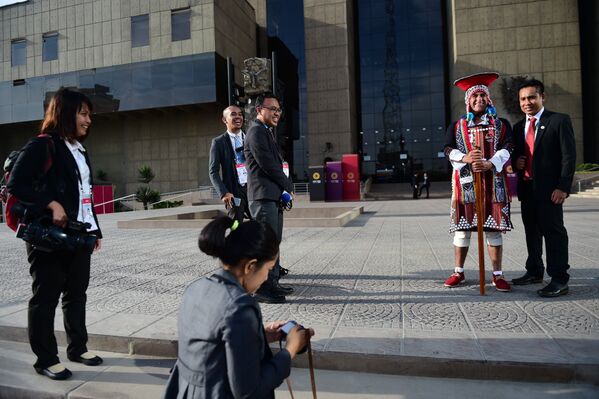 Мужчина в национальном костюме коренных жителей Перу во время саммита АТЭС в Лиме