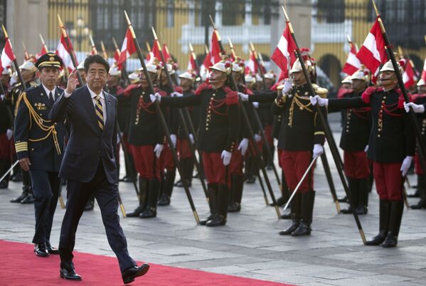 Премьер-министр Японии Синдзо Абэ перед саммитом АТЭС в Лиме, Перу