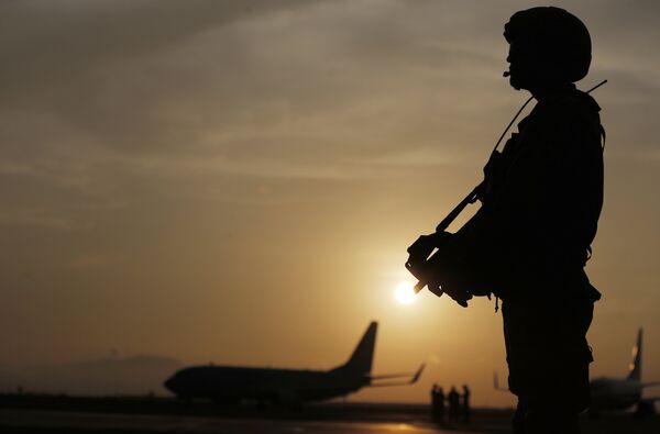 Солдат в аэропорту города Лима, Перу