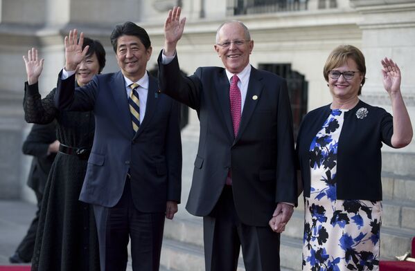 Премьер-министр Японии Синдзо Абэ с супругой и президент Перу Педро Пабло Кучински с женой в Лиме