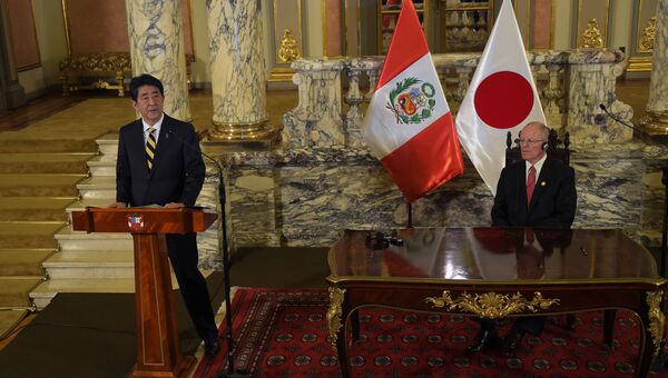 Премьер-министр Японии Синдзо Абэ и президент Перу Педро Пабло Кучински во время пресс-конференции после встречи в рамках саммита АТЭС в Лиме