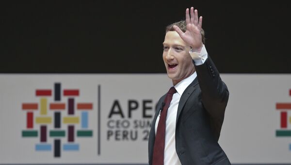 Программист Марк Цукерберг во время саммита АТЭС в Лиме
