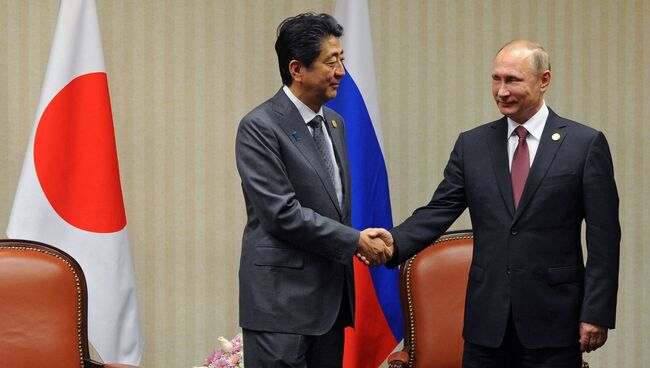 Владимир Путин и Синдзо Абэ. Архивное фото