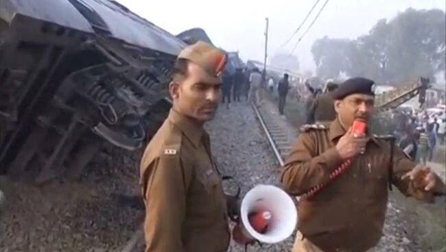 На месте крушения поезда в Индии, 20 ноября 2016