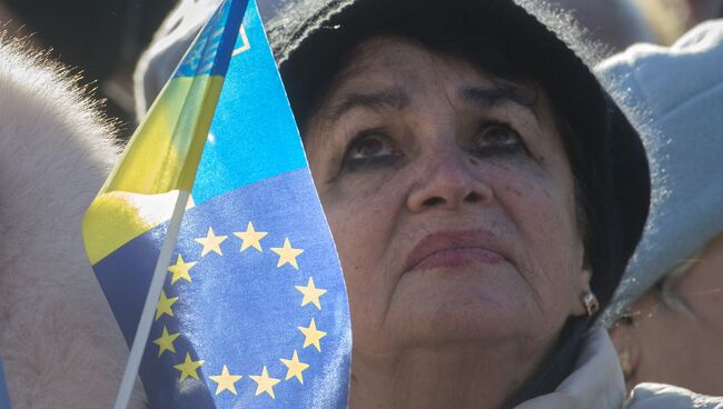 Участница акции сторонников евроинтеграции Украины Народное вече на площади Независимости в Киеве.