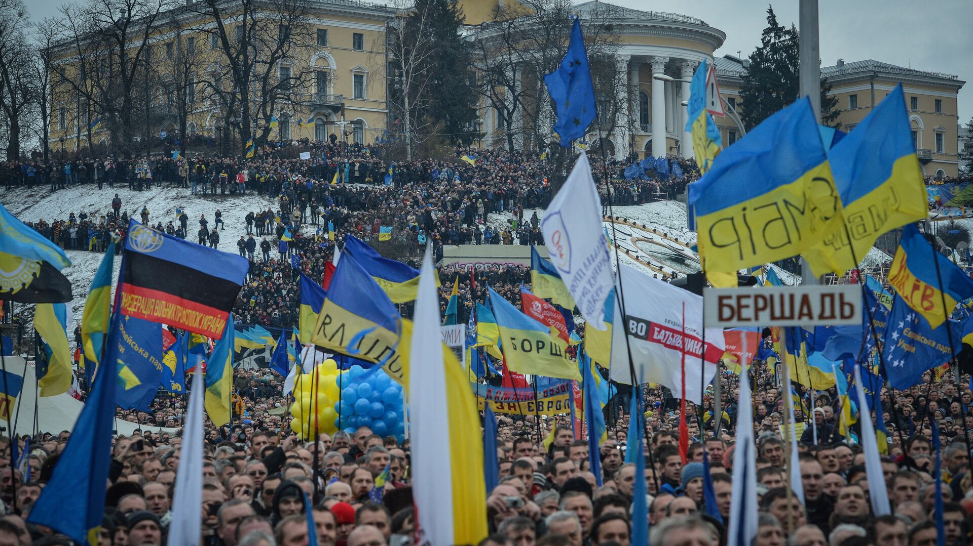 Сторонники евроинтеграции Украины во время митинга на площади Независимости в Киеве - РИА Новости, 1920, 21.11.2023