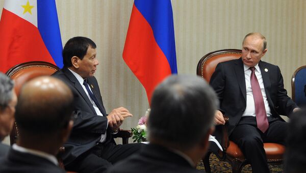 Президент РФ Владимир Путин и президент Филиппин Родриго Дутерте во время встречи на полях саммита АТЭС в Лиме. Архивное фото
