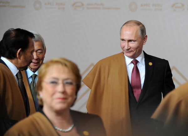 Президент РФ Владимир Путин принимает участие в традиционной церемонии совместного фотографирования в национальной перуанской накидке на саммите АТЭС в Перу