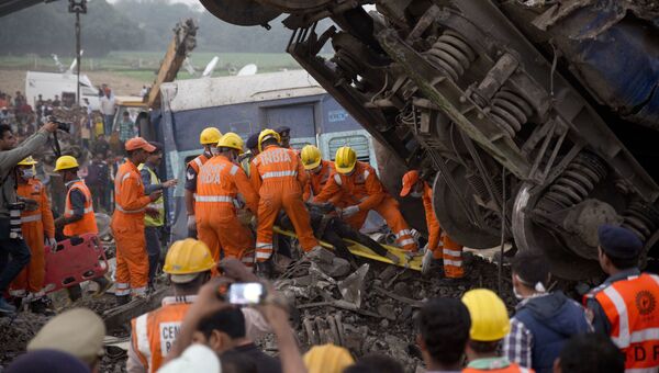 Спасатели на месте крушения поезда в штате Уттар-Прадеш, Индия.
