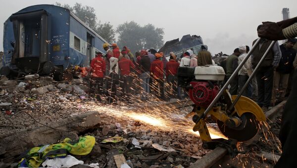 Спасатели на месте крушения поезда в штате Уттар-Прадеш, Индия