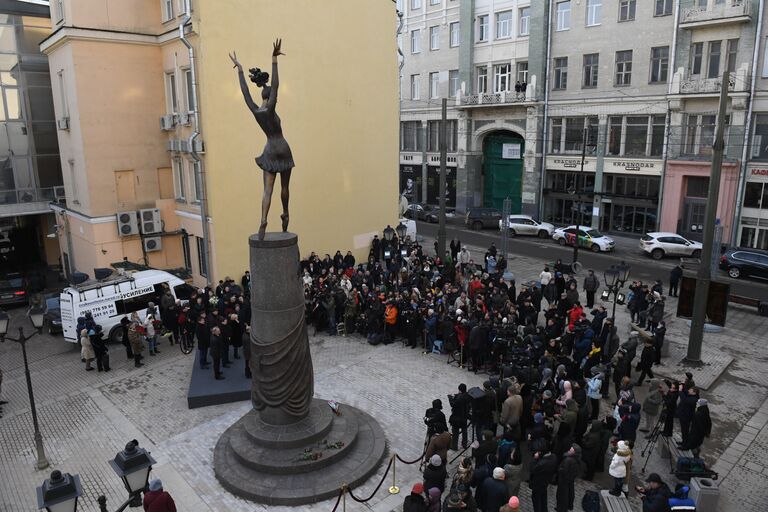 Жители Москвы на открытии памятника балерине Майе Плисецкой на улице Большая Дмитровка