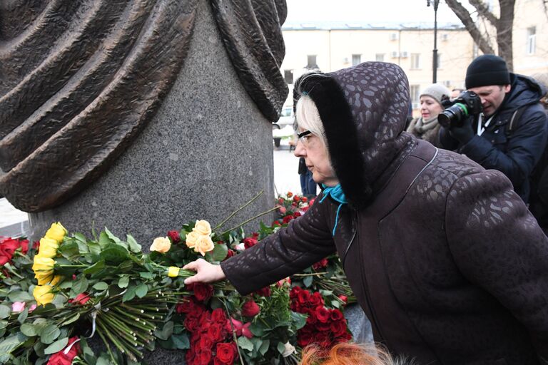 Жители Москвы возлагают цветы к памятнику балерине Майе Плисецкой на улице Большая Дмитровка