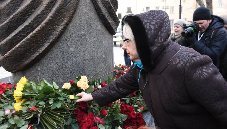 Жители Москвы возлагают цветы к памятнику балерине Майе Плисецкой на улице Большая Дмитровка