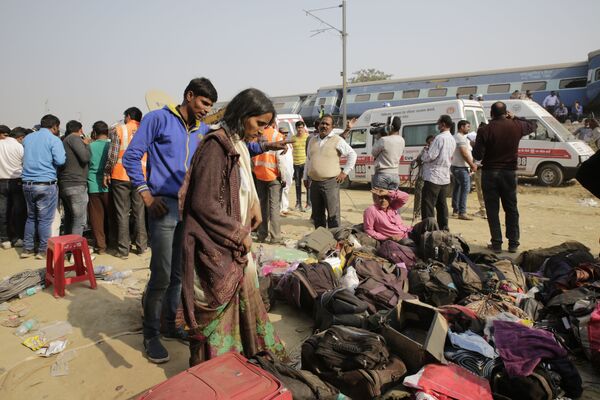 Выжившие на месте крушения поезда в штате Уттар-Прадеш, Индия