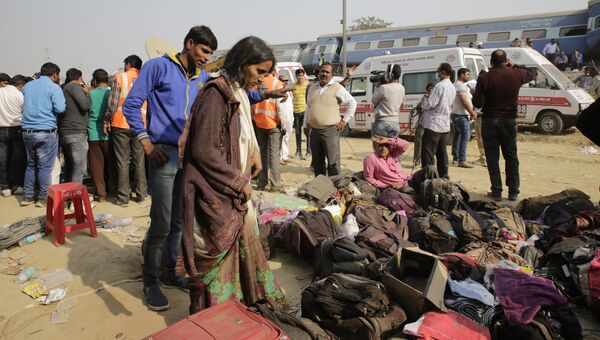 Выжившие на месте крушения поезда в штате Уттар-Прадеш, Индия