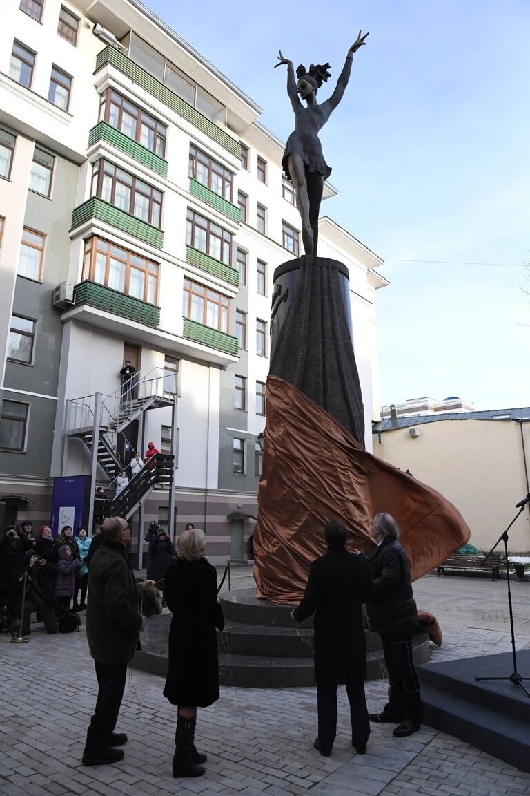 Памятник балерине Майе Плисецкой открыт в Москве на улице Большая Дмитровка