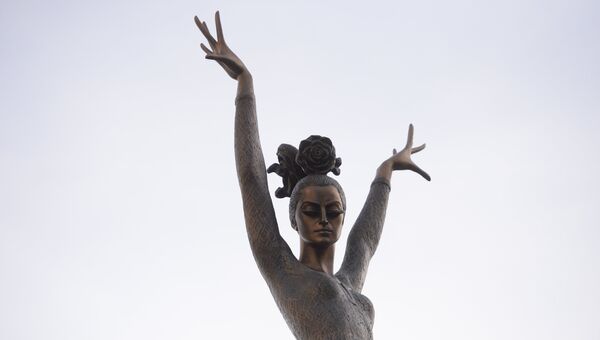 Памятник балерине Майе Плисецкой открыт в Москве на улице Большая Дмитровка