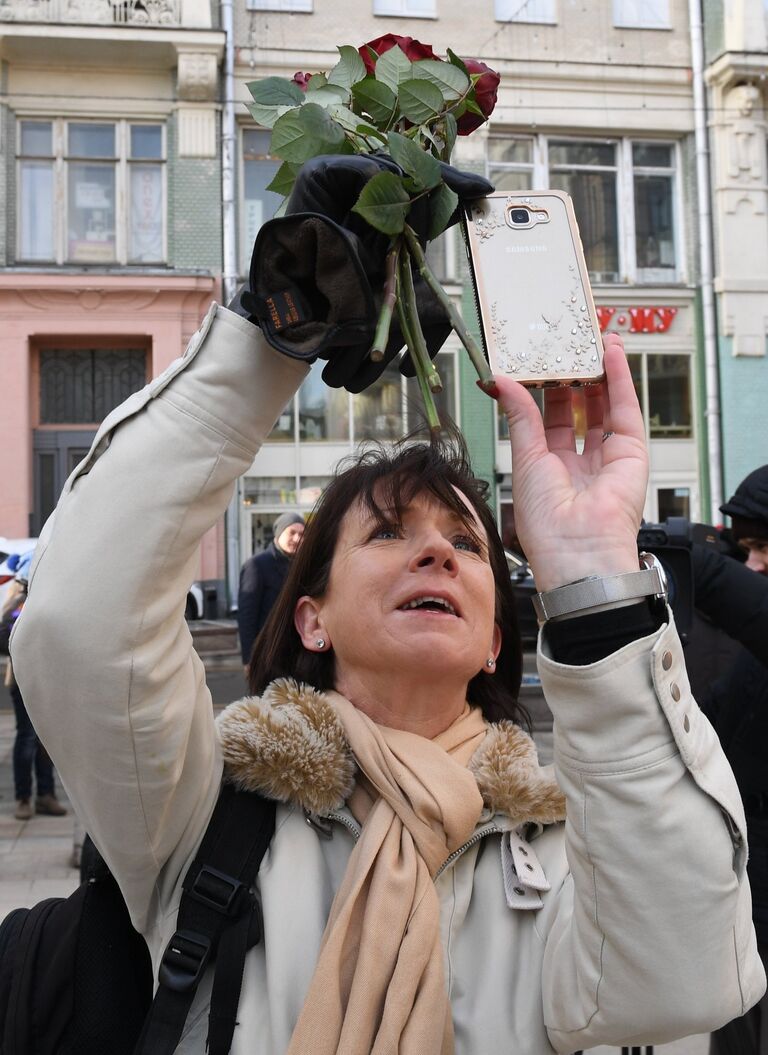 Жители Москвы на открытии памятника балерине Майе Плисецкой на улице Большая Дмитровка