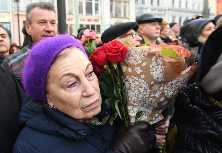 Жители Москвы на открытии памятника балерине Майе Плисецкой на улице Большая Дмитровка